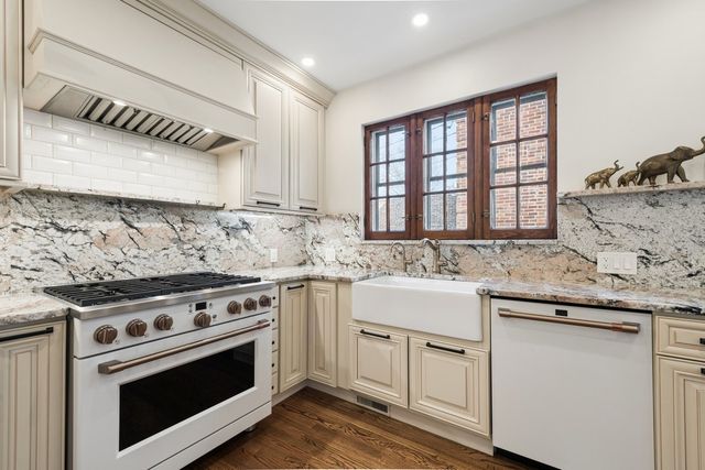 1111 Woodbine Avenue, Oak Park, IL 60302