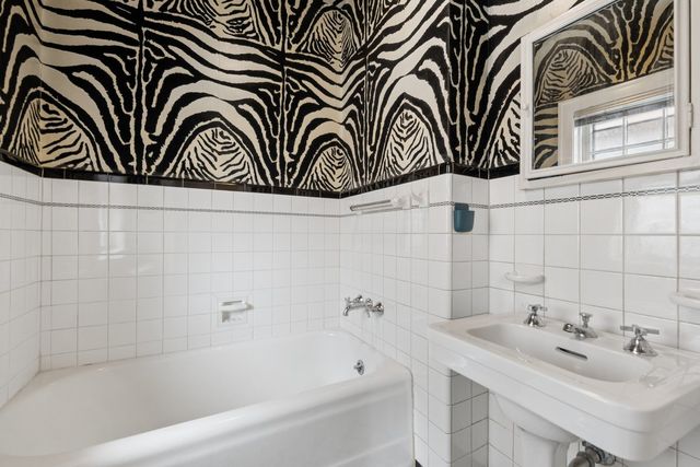 1111 Woodbine Avenue, Oak Park, IL 60302