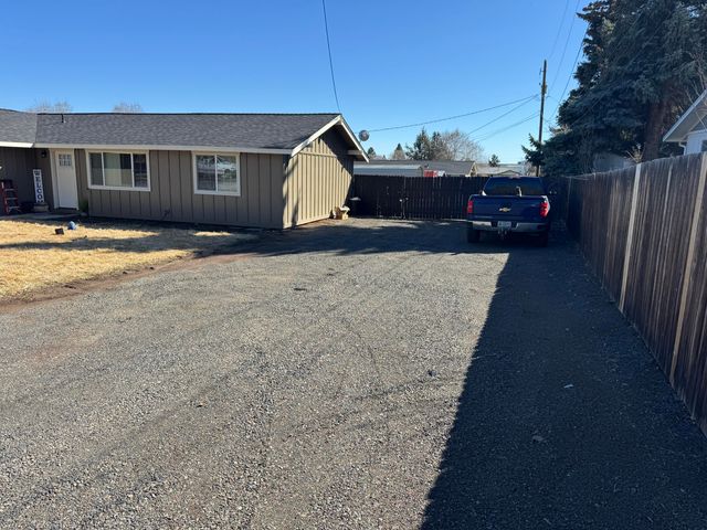 2906 SW Canal Boulevard, Redmond, OR 97756