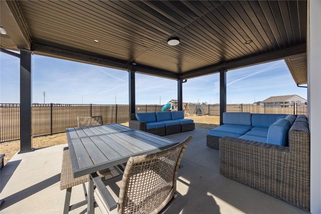 1114 Towne Centre Court, Urbana, IA 52345