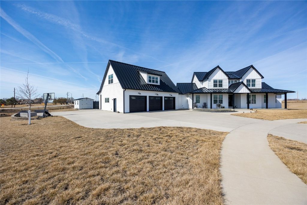 1114 Towne Centre Court, Urbana, IA 52345