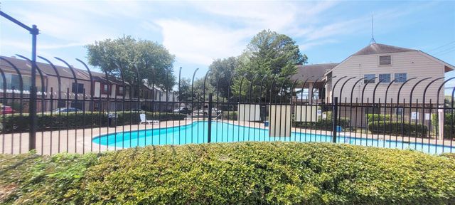 7700 Creekbend Drive 6, Houston, TX 77071