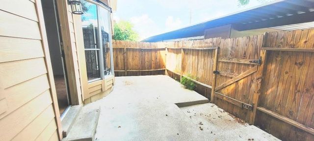 7700 Creekbend Drive 6, Houston, TX 77071