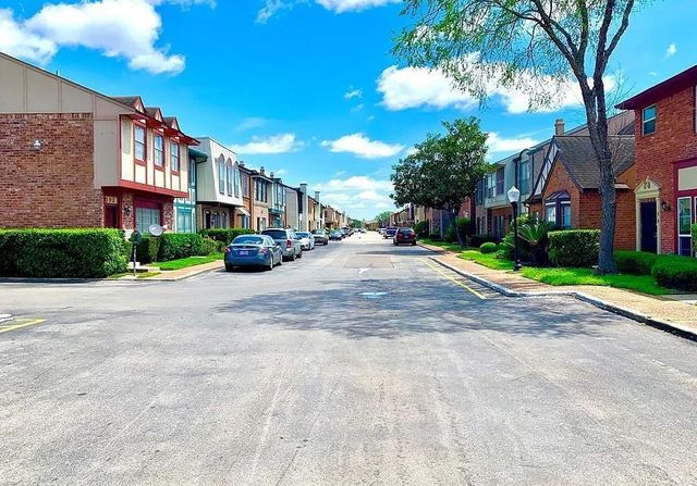 7700 Creekbend Drive 6, Houston, TX 77071