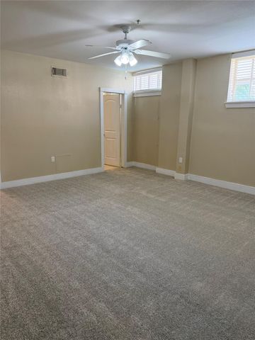 621 21st Street 100, Galveston, TX 77550