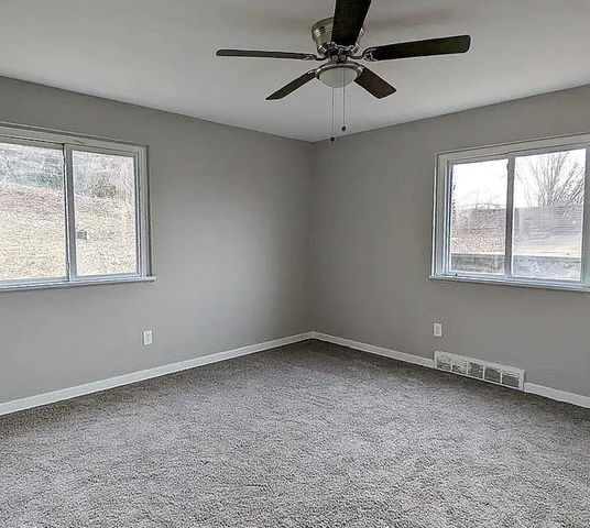 2912 Freeland Str, Mckeesport, PA 15132