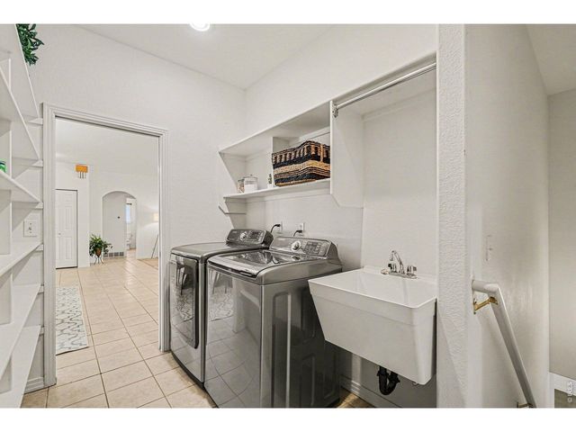 2057 Falcon Dr, Longmont, CO 80503