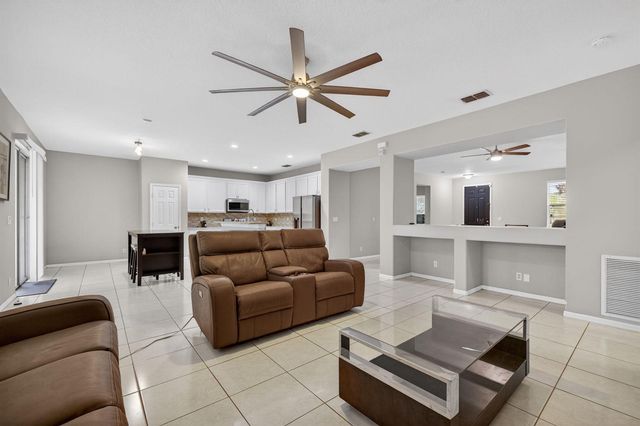 5806 NW Breezy Brook Court, Port St. Lucie, FL 34986