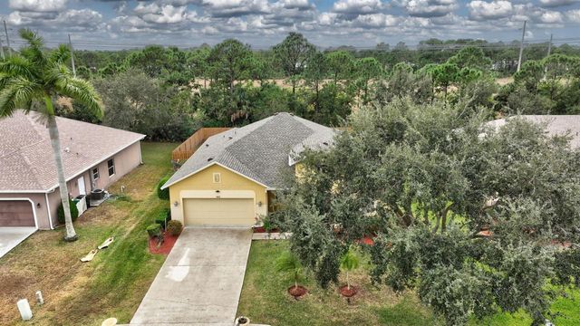 5806 NW Breezy Brook Court, Port St. Lucie, FL 34986