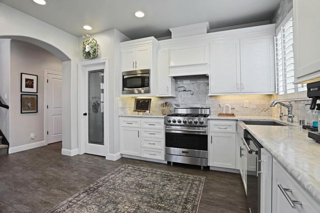 2573 Canal Dr, Lodi, CA 95242