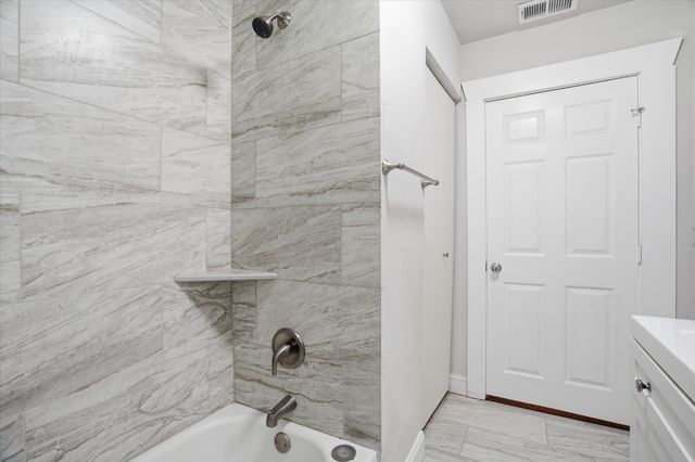 711 Roberts Cut Off Road, River Oaks, TX 76114