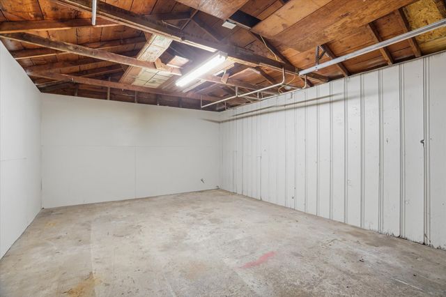 711 Roberts Cut Off Road, River Oaks, TX 76114