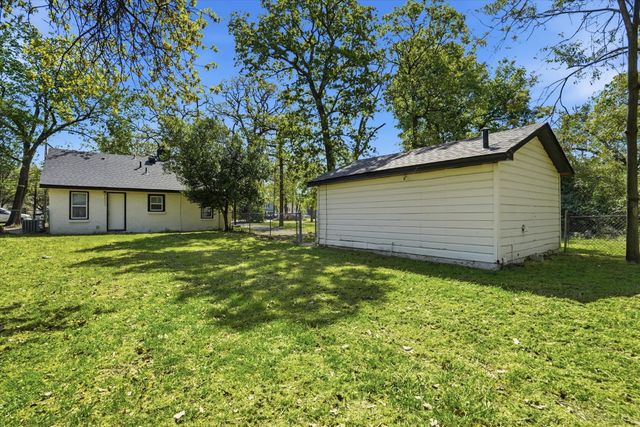 711 Roberts Cut Off Road, River Oaks, TX 76114