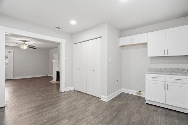 711 Roberts Cut Off Road, River Oaks, TX 76114