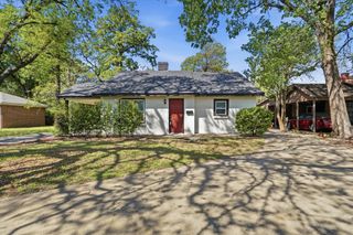 711 Roberts Cut Off Road, River Oaks, TX 76114