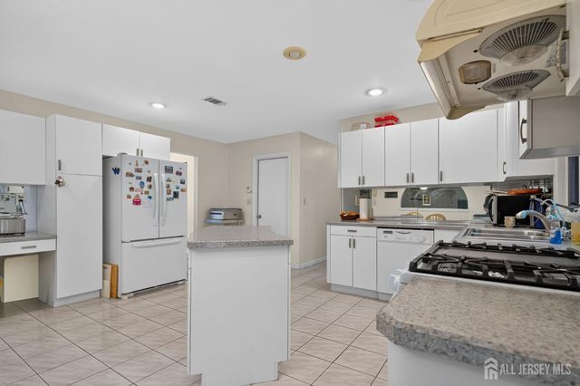 14 Gallo Way, Edison, NJ 08820