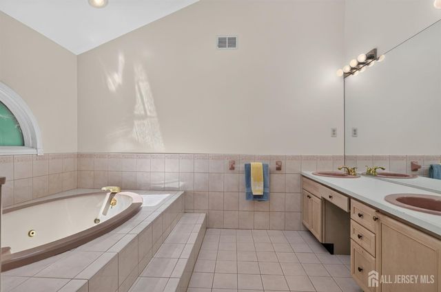 14 Gallo Way, Edison, NJ 08820