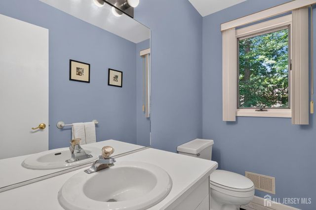 14 Gallo Way, Edison, NJ 08820