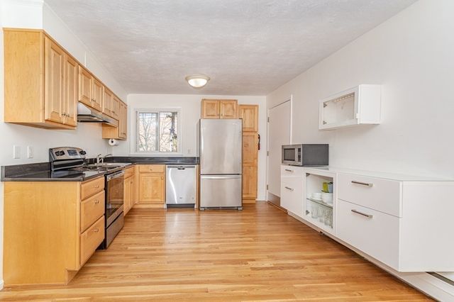 32 Jacqueline Rd E, Waltham, MA 02452