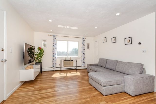 32 Jacqueline Rd E, Waltham, MA 02452