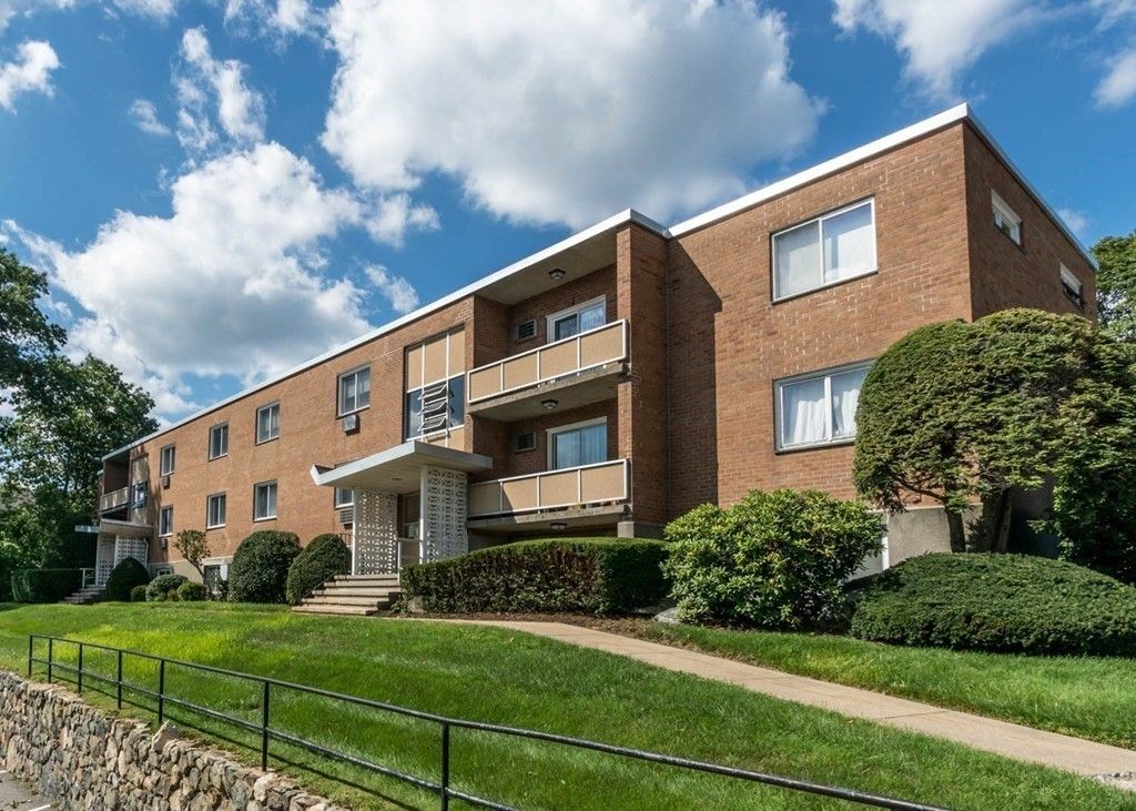 32 Jacqueline Rd E, Waltham, MA 02452