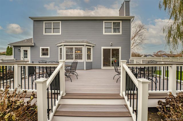 68 Vineyard Way, Aquebogue, NY 11931