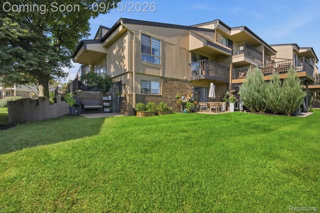 988 Golfview Court, Rochester Hills, MI 48307