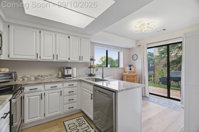 988 Golfview Court, Rochester Hills, MI 48307