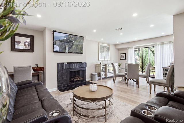 988 Golfview Court, Rochester Hills, MI 48307