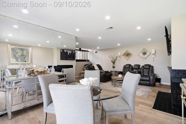 988 Golfview Court, Rochester Hills, MI 48307