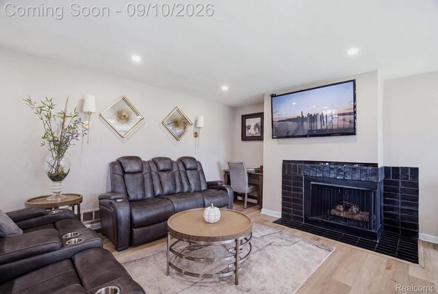 988 Golfview Court, Rochester Hills, MI 48307
