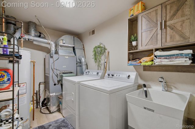 988 Golfview Court, Rochester Hills, MI 48307
