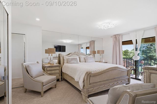 988 Golfview Court, Rochester Hills, MI 48307