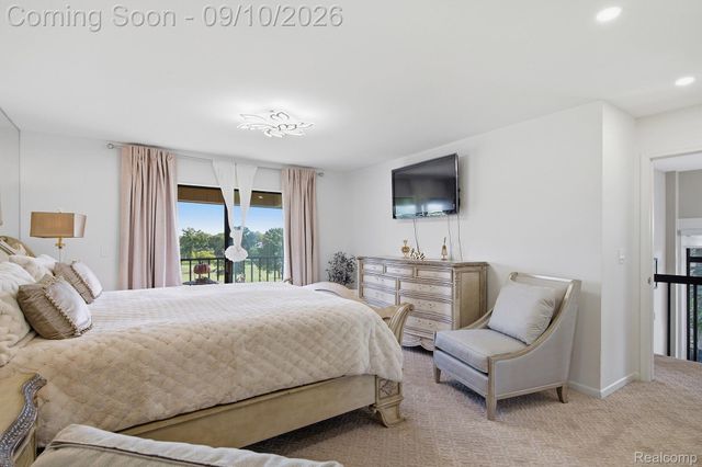 988 Golfview Court, Rochester Hills, MI 48307