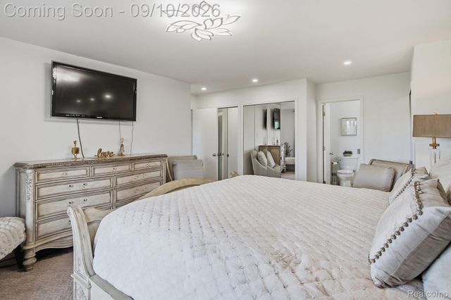 988 Golfview Court, Rochester Hills, MI 48307