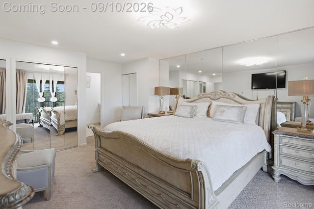 988 Golfview Court, Rochester Hills, MI 48307