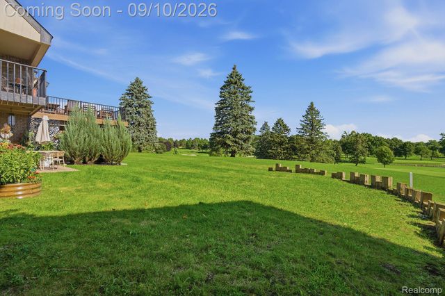 988 Golfview Court, Rochester Hills, MI 48307