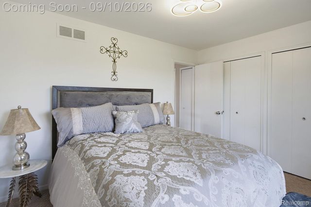 988 Golfview Court, Rochester Hills, MI 48307