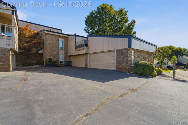 988 Golfview Court, Rochester Hills, MI 48307
