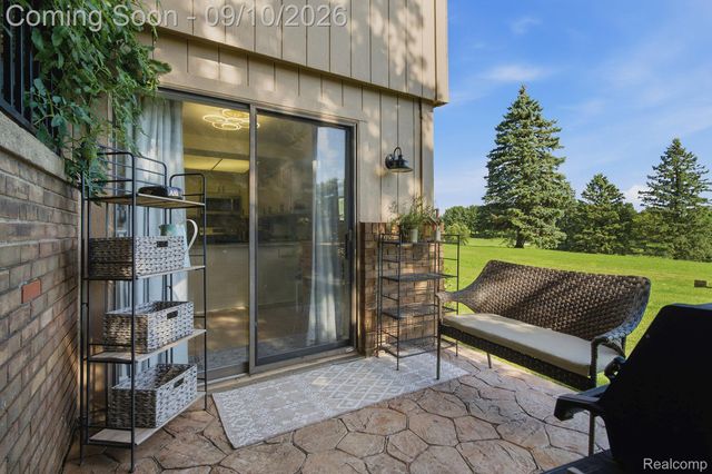 988 Golfview Court, Rochester Hills, MI 48307