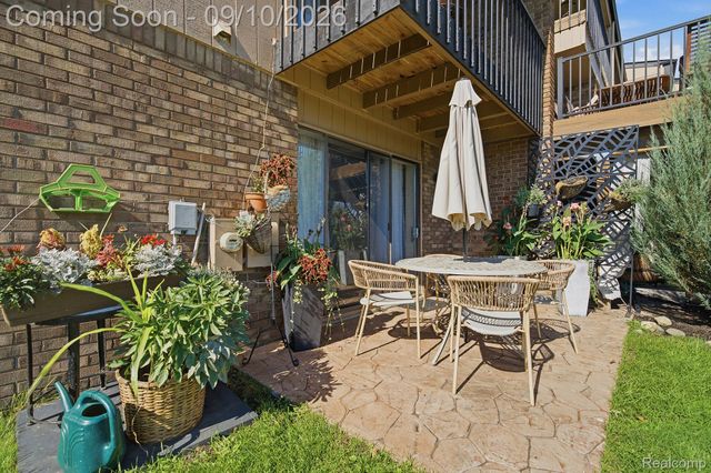 988 Golfview Court, Rochester Hills, MI 48307
