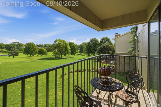 988 Golfview Court, Rochester Hills, MI 48307