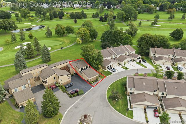 988 Golfview Court, Rochester Hills, MI 48307