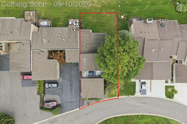 988 Golfview Court, Rochester Hills, MI 48307