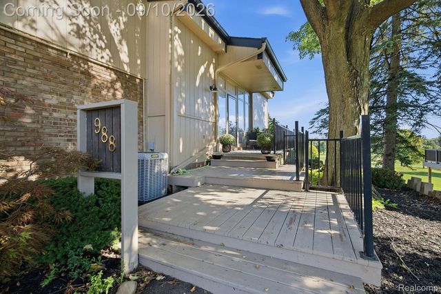 988 Golfview Court, Rochester Hills, MI 48307