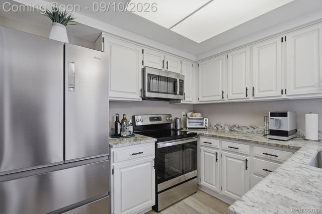 988 Golfview Court, Rochester Hills, MI 48307