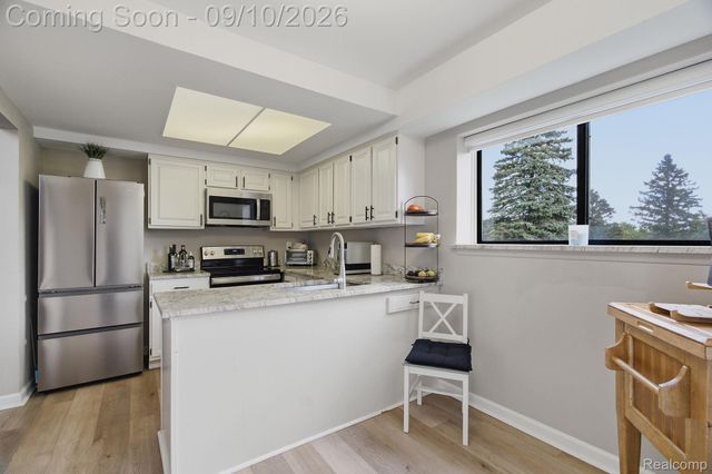 988 Golfview Court, Rochester Hills, MI 48307