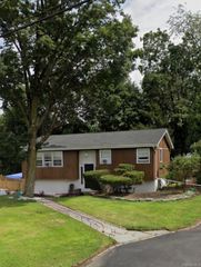 35 Oxford Road, New Windsor, NY 12553