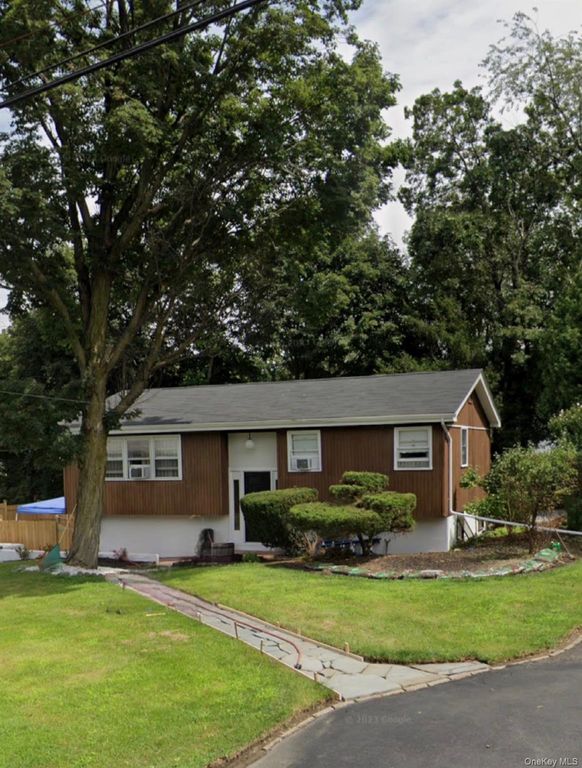 35 Oxford Road, New Windsor, NY 12553