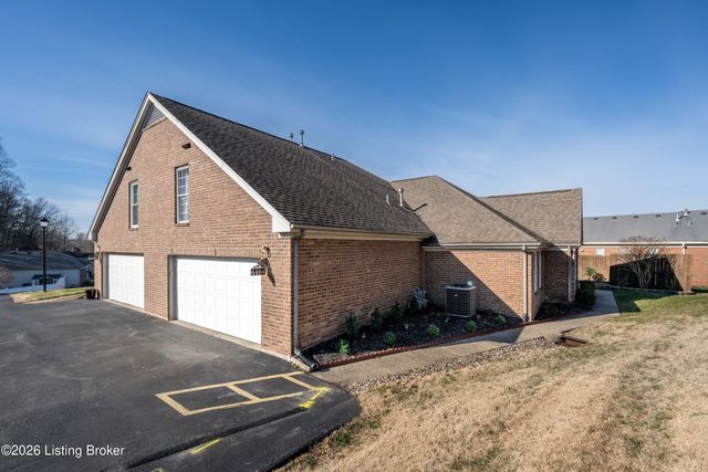 4464 Southbridge Ct, Louisville, KY 40272